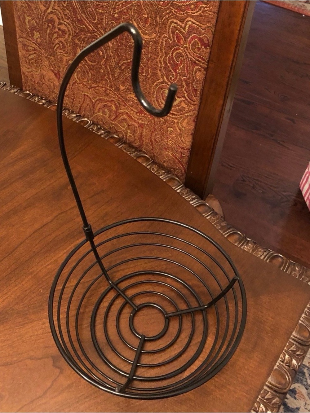 Avon Black Wire Banana Stand with Round Base